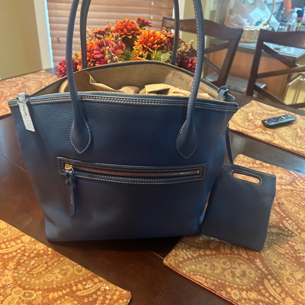 Dooney & Bourke Tote w/ matching pouch - Picture 2 of 3